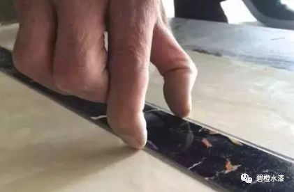 卫生间瓷砖铺不平怎么补救,瓷砖铺贴好了不平怎么返工