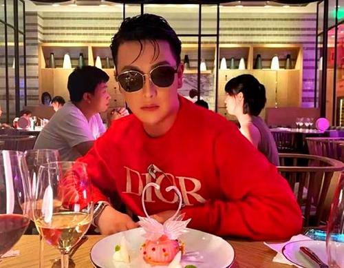 写着秦奋的香奈儿衣服,知名网红富二代秦奋