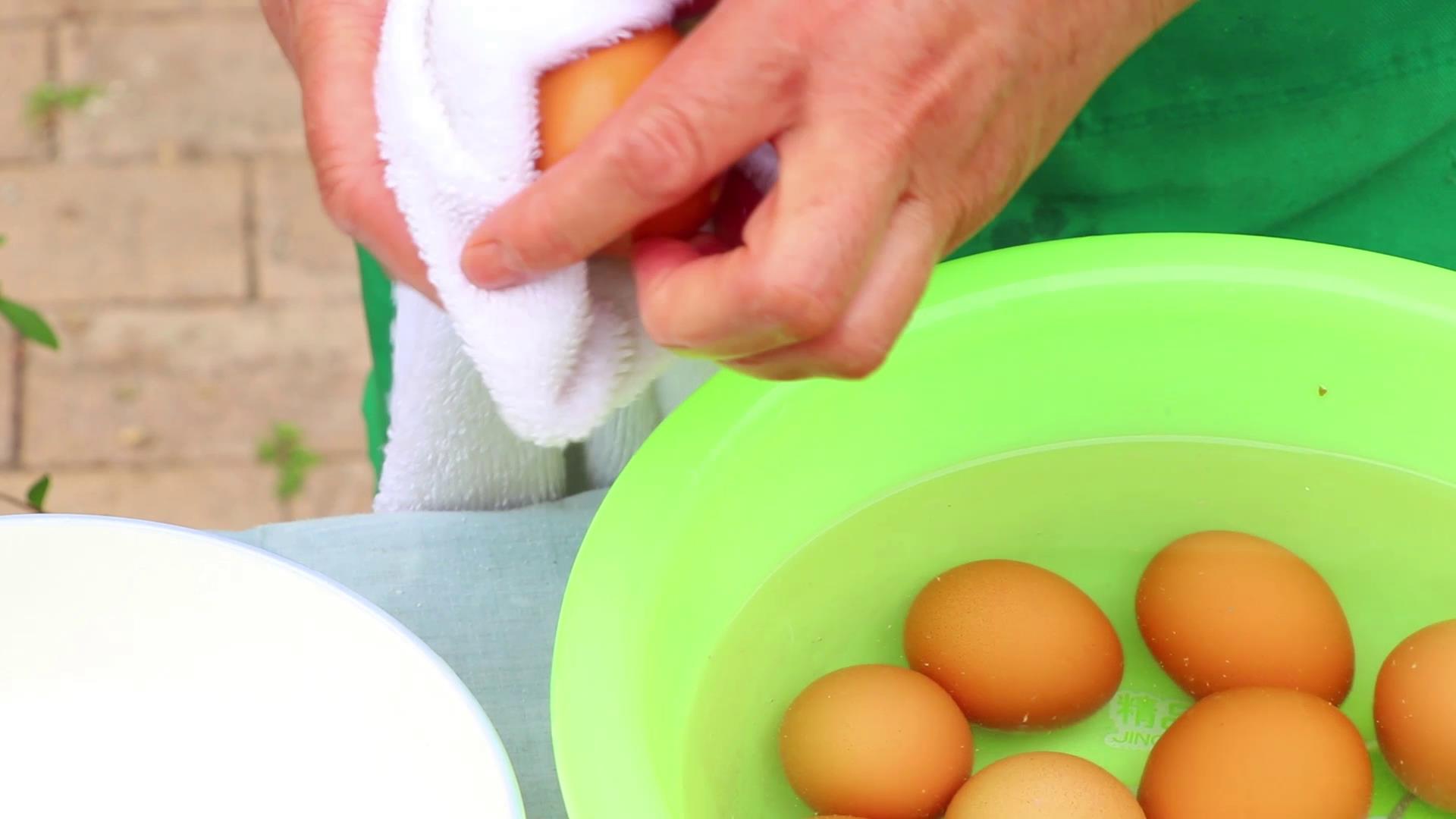 腌鸡蛋不变黄的秘诀,腌鸡蛋怎么腌的流油好吃