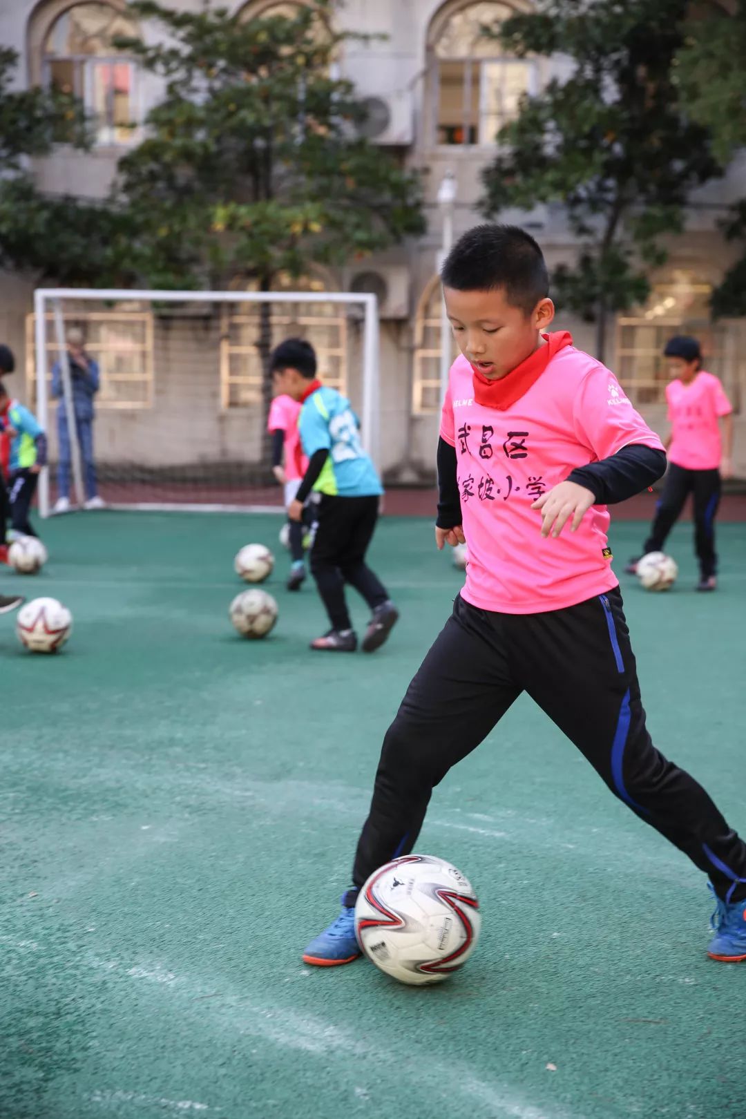 鄂老甲A走进傅家坡小学足球少年与前亚洲第一高中锋切磋球技