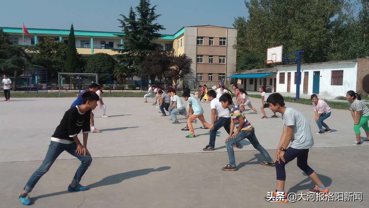 穿大钉足球鞋在水泥地上踢球,穿帆布足球鞋踢足球