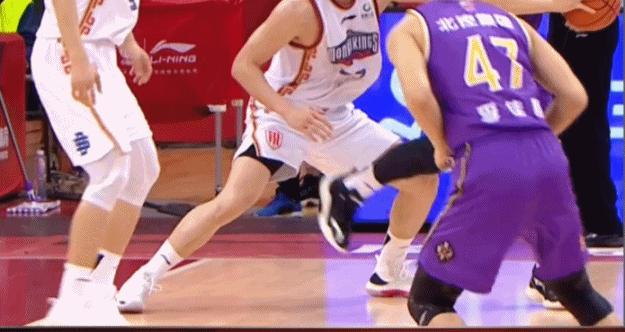 侯逸凡23分李根“踢裆”被驱逐北控大胜同曦迎来赛季首胜