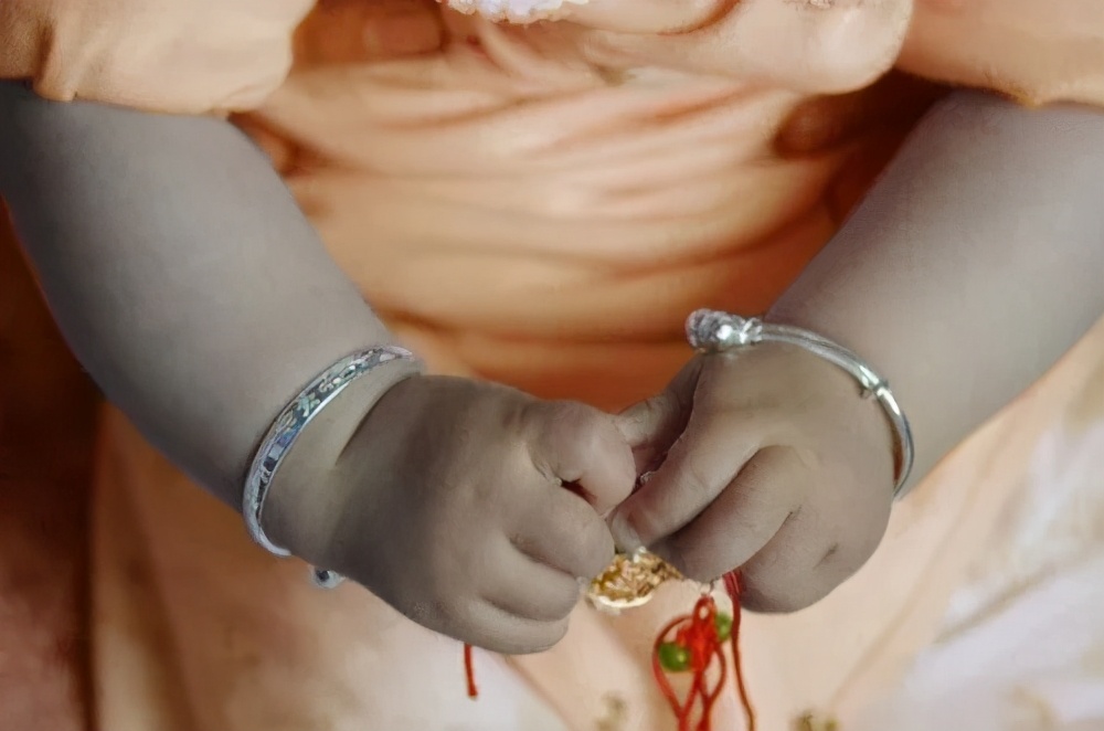 儿童银镯高温变黑怎么回事,小孩子戴的银手镯发烫是什么原因