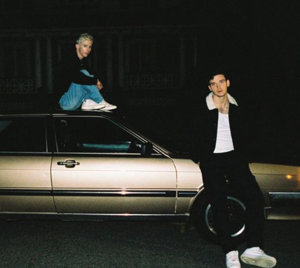 美*歌国**手与女友当众搂腰亲热，隔衣咬胸画面大胆，女友亲密坐大腿