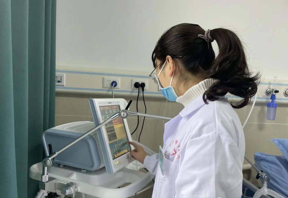 阆中市中医医院内六科在临床上首次使用无创呼吸机