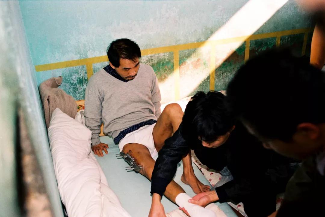 用镜头对准法子英枪口的警察摄影家