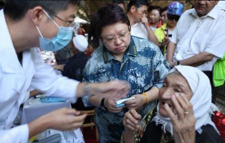 许志安和韩红接吻图片,韩红喜欢过栾树