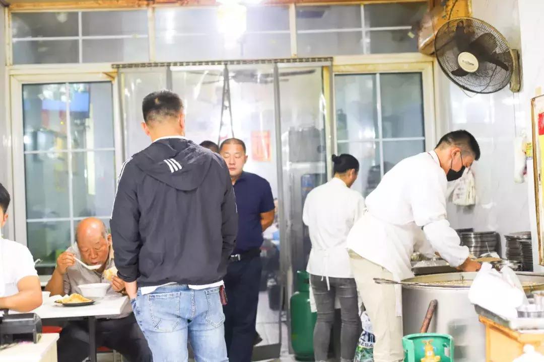 从摆摊到开店，阜阳20多年的早餐店，生意火到老板需要拿话筒喊号