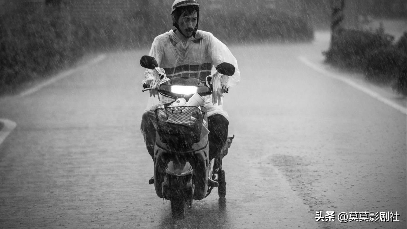 为何他眼睑低垂，是佛还是娼妓——《大佛普拉斯》的黑色幽默