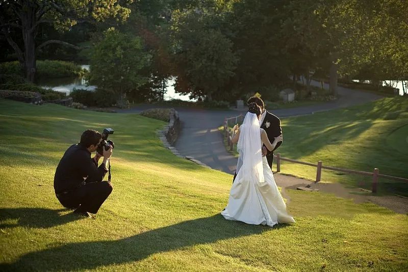 复古街拍拍婚纱照姿势,跟着明星get婚纱照万能姿势