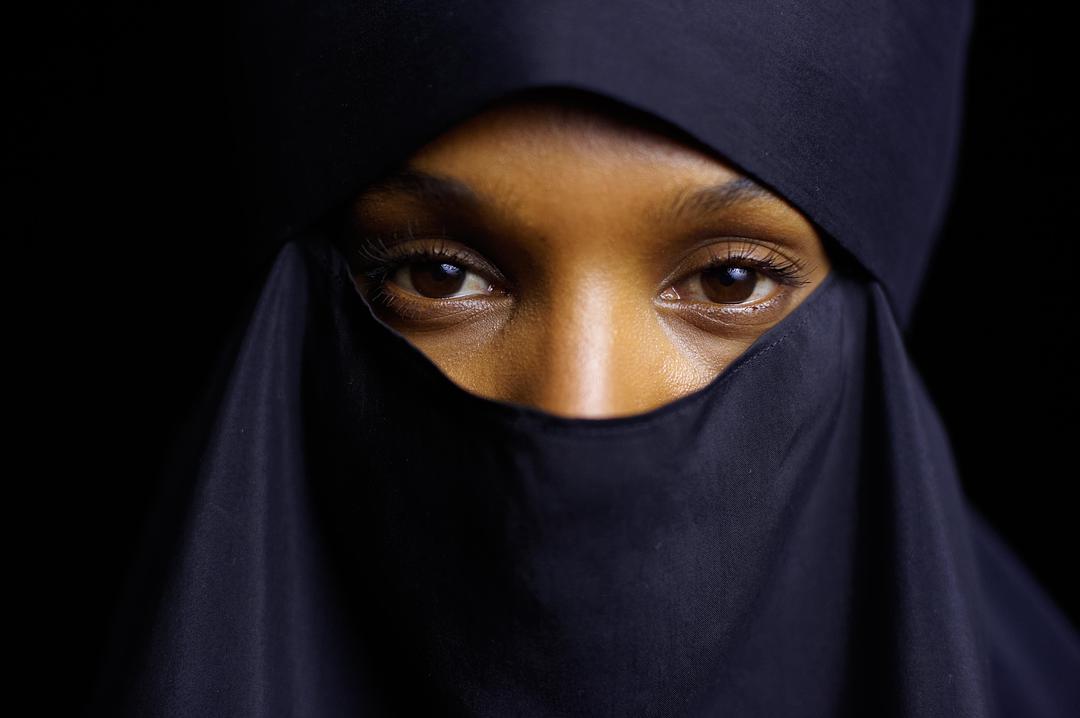 “割礼”惨无人寰的陋习，*害迫**着女性身体，震撼人心《沙漠之花》