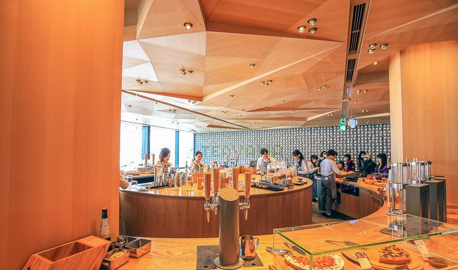 东京｜堪比艺术馆的星巴克臻选®烘培工坊樱花海中品满分咖啡