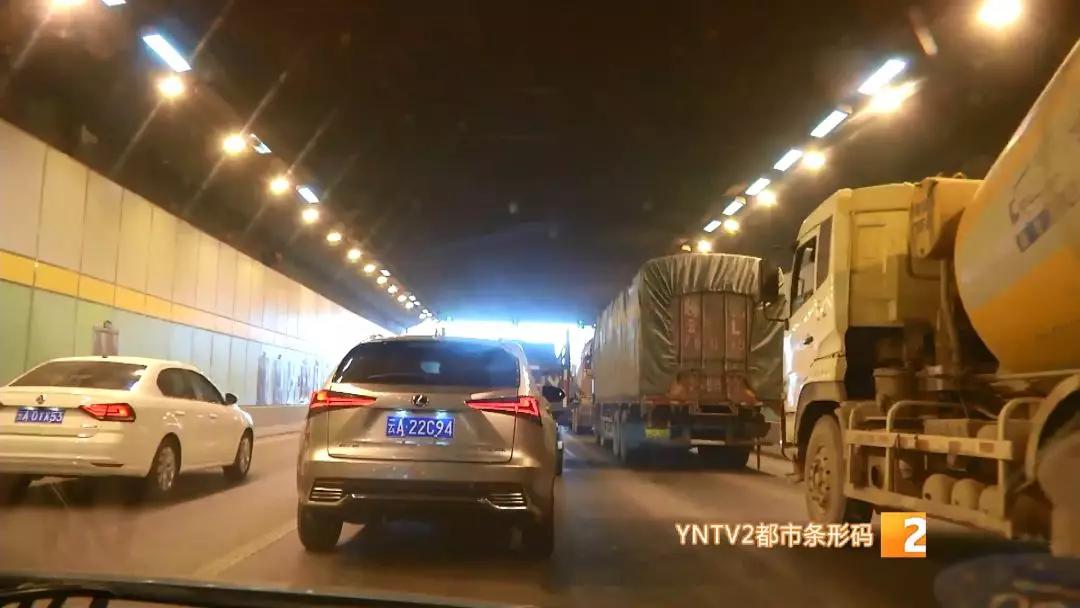 堵车堵在昆明北京路上视频,堵高速堵了一晚上