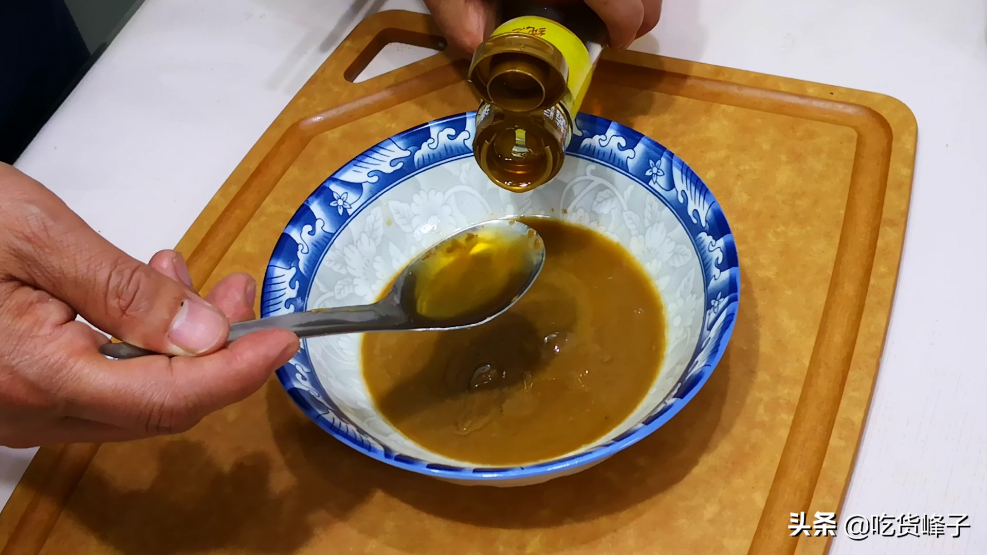 芝麻酱用油调的方法,用油调芝麻酱的方法