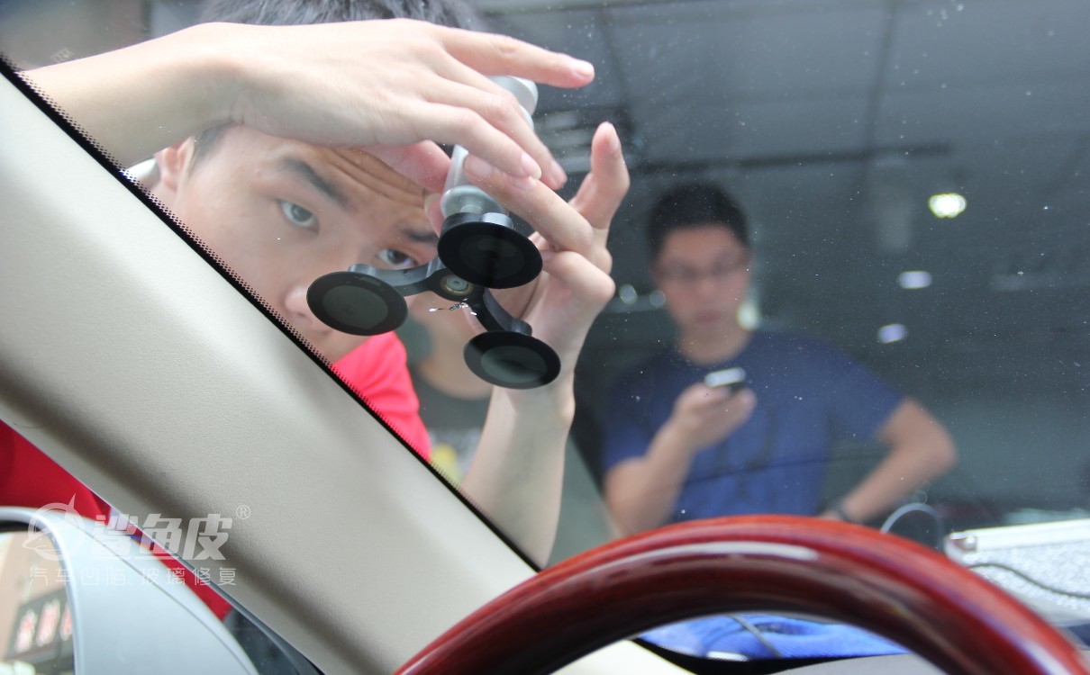 挡风玻璃被石子崩裂了膜保险赔吗,挡风玻璃被小石子砸了要报保险吗