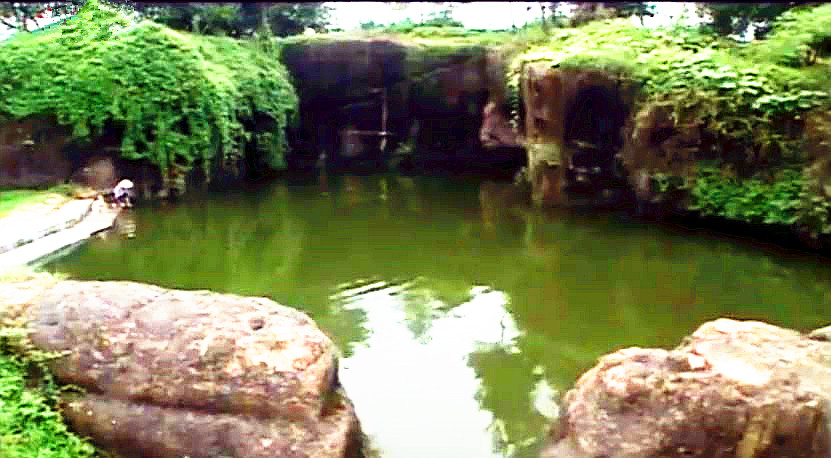 小水塘下藏着巨大山洞,水塘抽干水后专家竟然发现宫殿