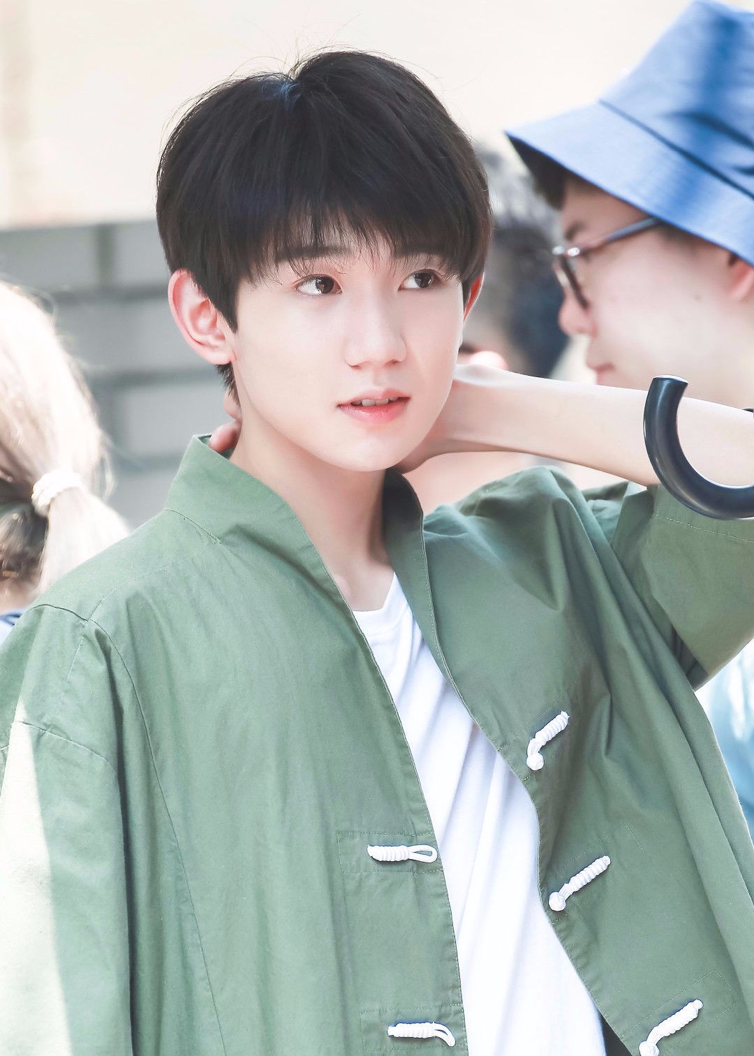 王源穿蓝色的西装图,王源穿黑色西装图片