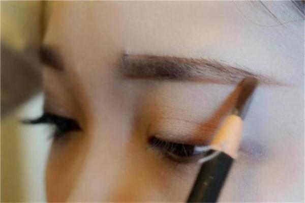 仿真眉和雾眉哪个自然好看,仿真眉和丝雾眉加线条眉哪个好