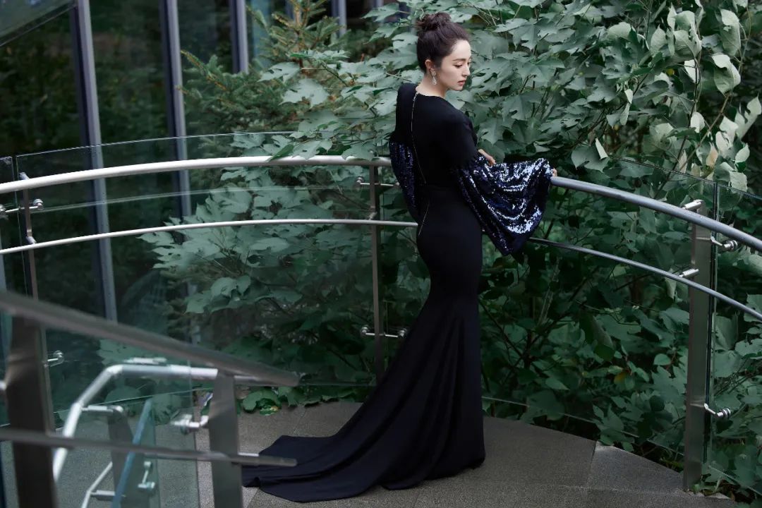 陈坤和巩俐走红毯颁奖,巩俐戛纳红毯惊艳全球