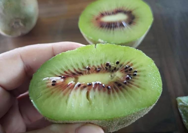 猕猴桃怎么快速变软能吃,猕猴桃硬果怎么吃法