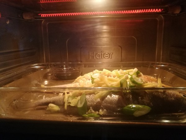 蒸鱼的时候倒料酒吗,蒸鱼什么时候放调料