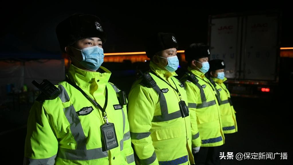 褪去这身警服，他是一个孩子；穿上这身警服，他是一个战士！