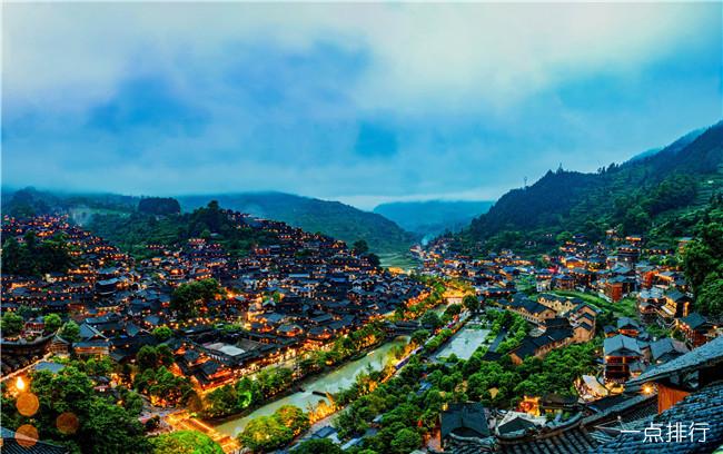 贵州十大好玩的旅游景点，黄果树瀑布是中国乃至亚洲最大的瀑布，也是世界最负盛名的瀑布之一