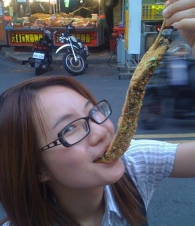 街边卖小吃30元一个日卖200份,12岁小伙夜市摊卖小吃5元一份