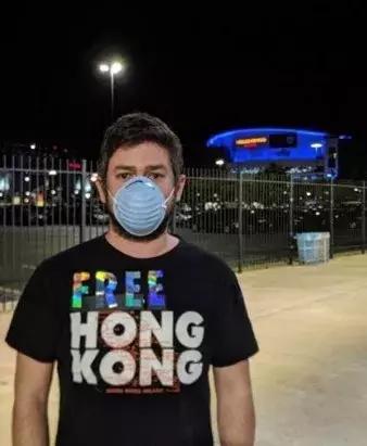 美国NBA球迷在球场举乱港标语直接被“请”了出去