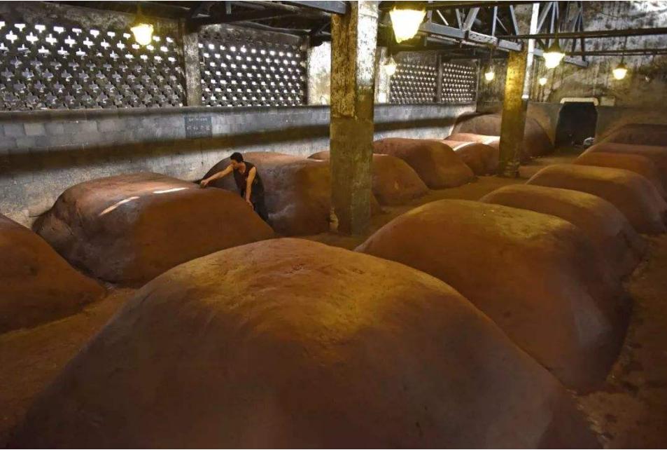 五粮液酒窖池用的什么材料,五粮液普五用的多少年的窖池