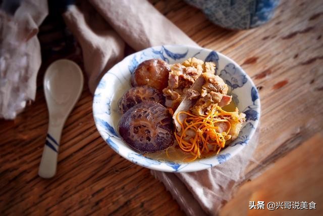 猪大骨熬汤好还是脊骨熬汤好,猪大骨熬的白汤有什么