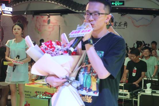 七夕秀恩爱,广州情侣花式吃辣条:下腰、劈叉、熊抱创意十足