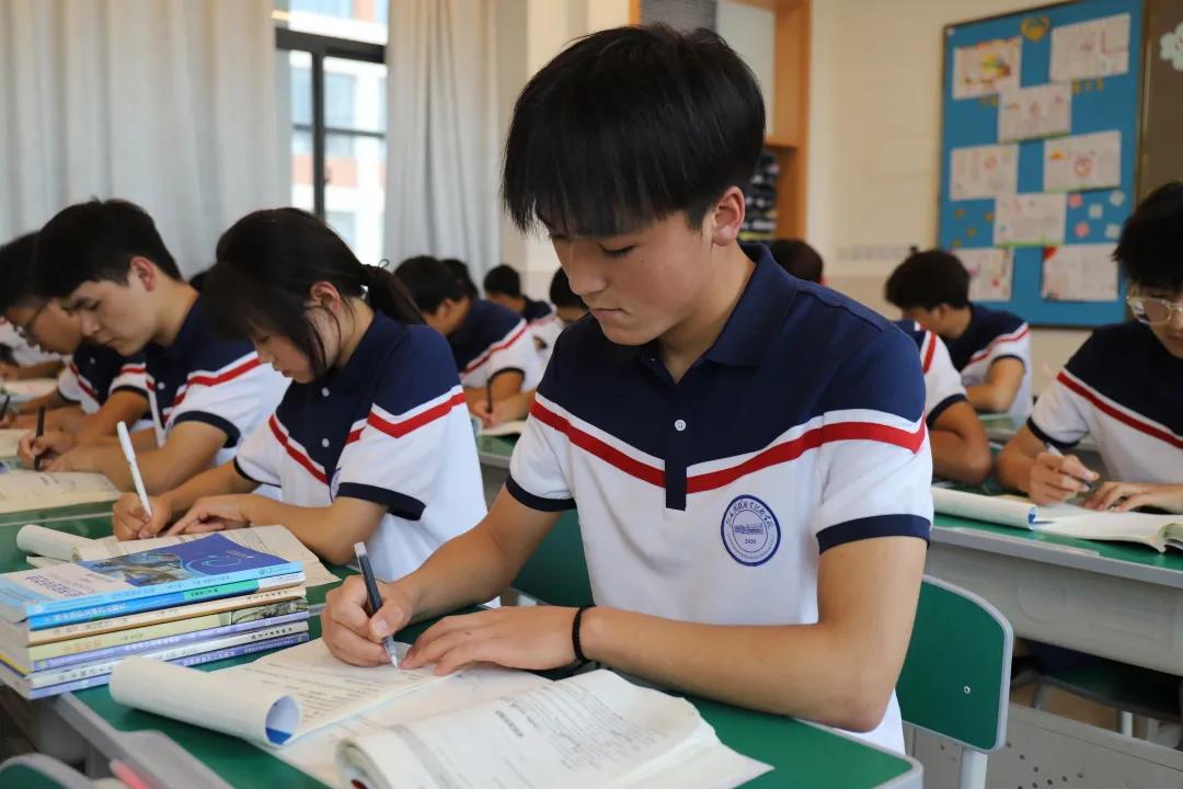 閫傚悎灏忓鐢熷湪瀛︽牎绌跨殑澶忚,鏍″洯澶忚鏂版