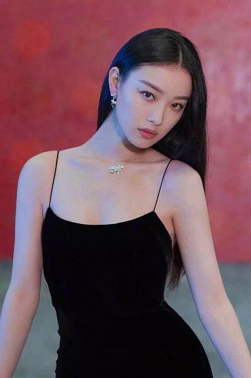 倪妮天鹅颈如何练,边瘦脖子边淡化颈纹