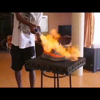 当初忍痛买的万元球鞋,被你们说拆就拆,你有想过我的感受吗?