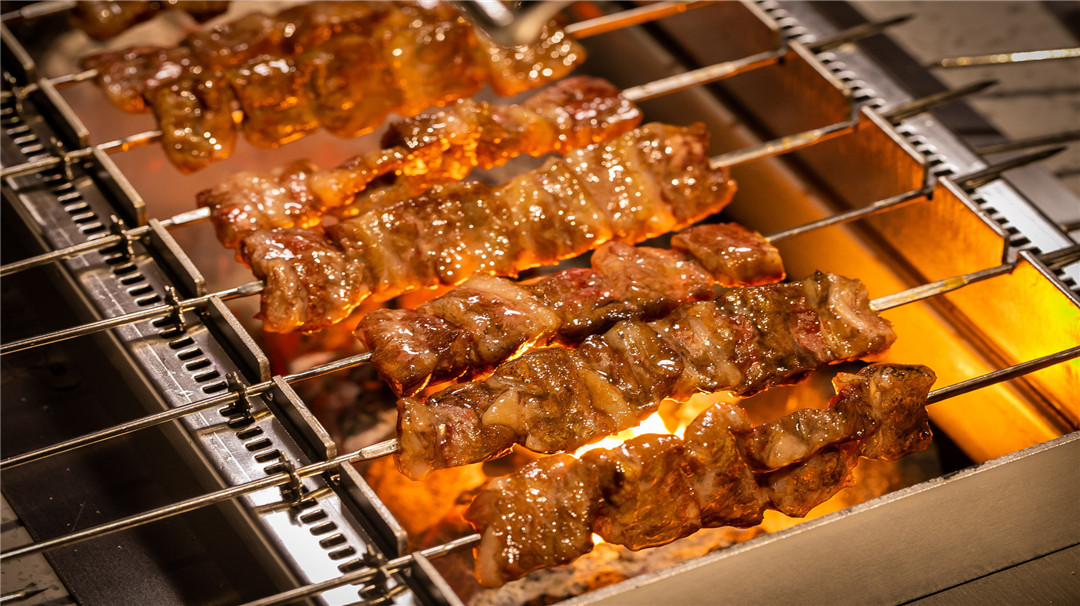 在家也能吃烤串，自制烧烤很是卫生，想吃什么就烤什么