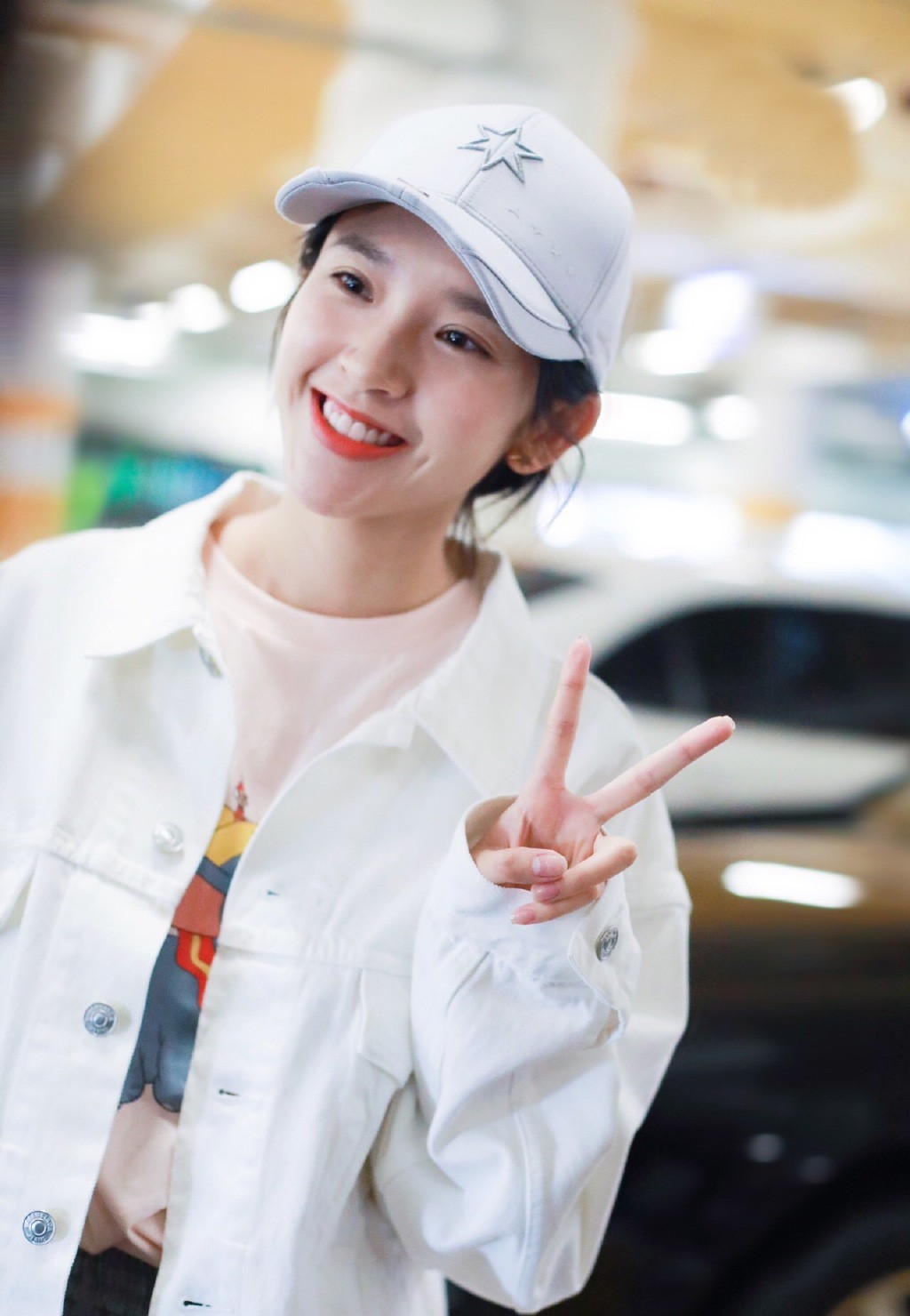 唐艺昕穿背带裙现身机场减龄扮嫩,唐艺昕白色外套搭浅色牛仔裤