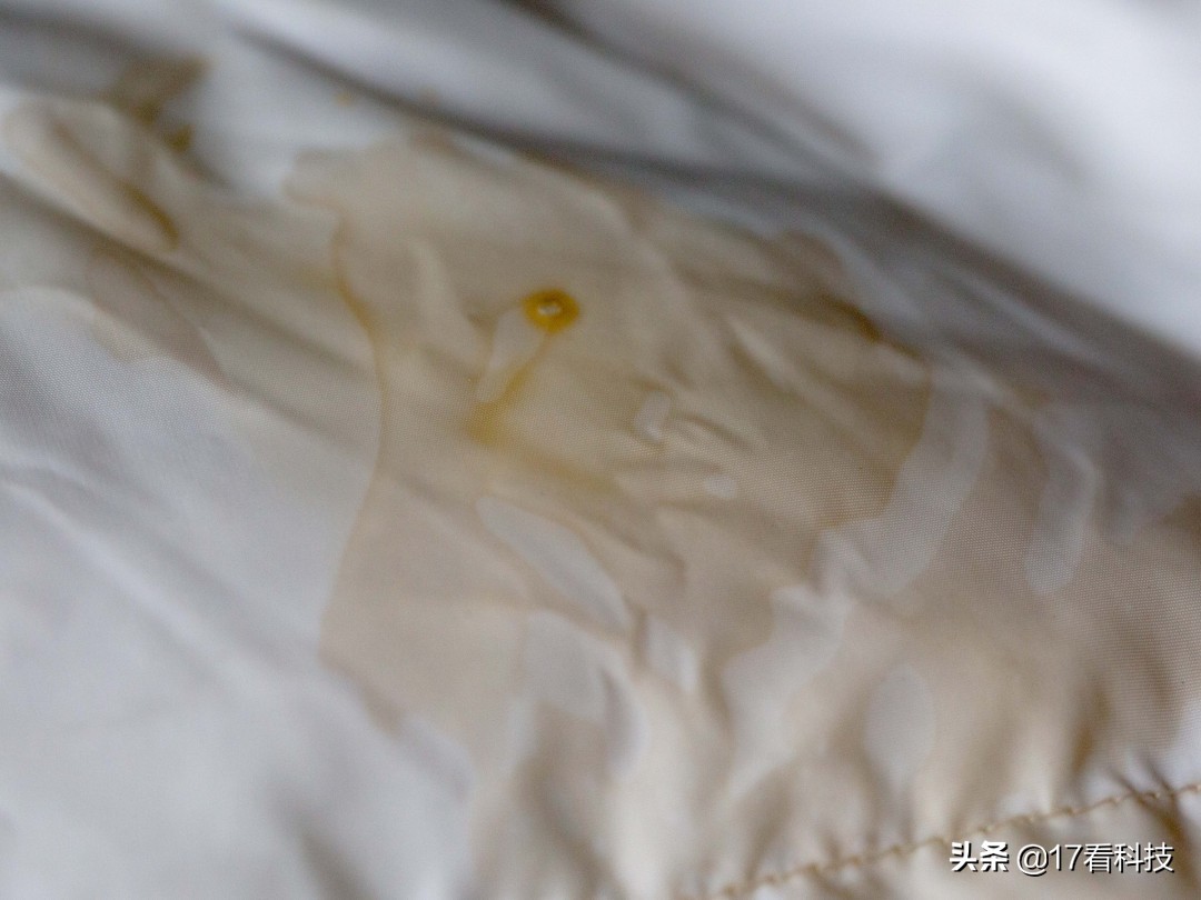 羽绒服沾了污渍,羽绒服油渍清洁免洗