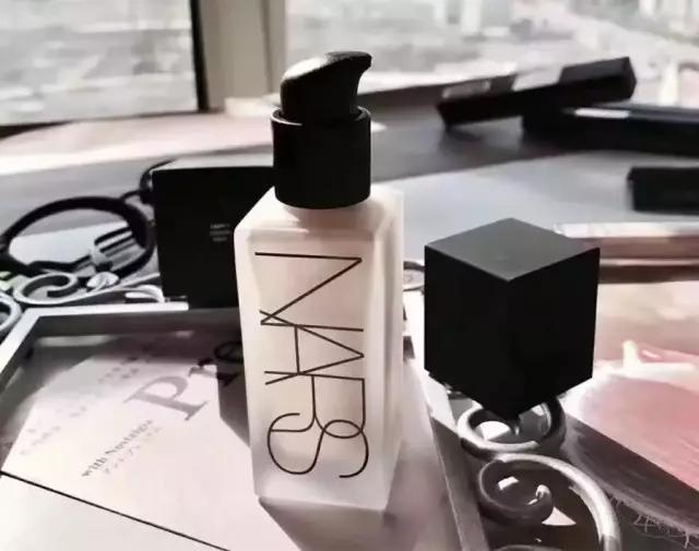 粉底液用在彩妆哪一步比较好,粉底液哪一款比较好用又不脱妆