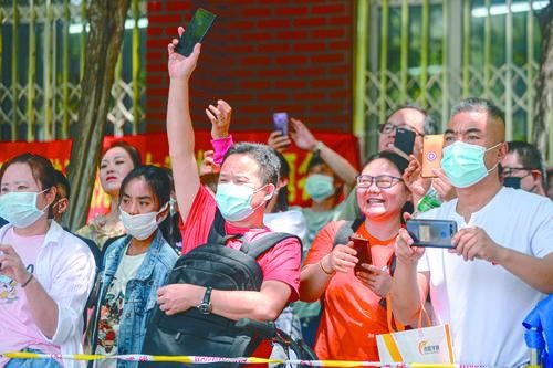 考场之外小品,考场之外满是期待