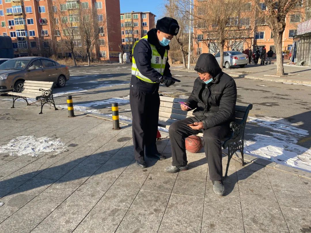 交警四个阵地冬季交通安全宣传,营口市交警抗风雪保道路安全畅通