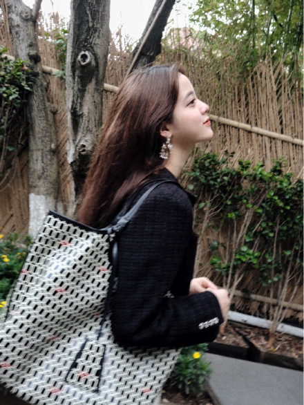 包包对于时尚的重要性,单肩包在穿衣搭配起的作用