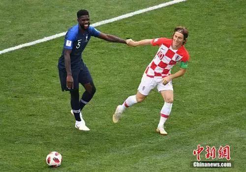 防空洞里踢出来的金球奖新人他只有一个爱好：踢球