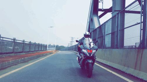 这是一辆让人爱恨交加的大踏板,阿普利亚SRMAX300综合测评-下