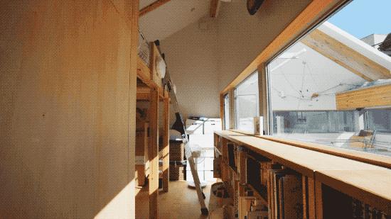 他在市中心建了一座房，38㎡住一家五口，居然没屋顶？