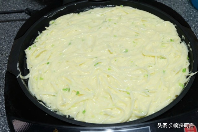 土豆面粉饼的做法电饼铛,土豆饼不加鸡蛋家常做法电饼铛