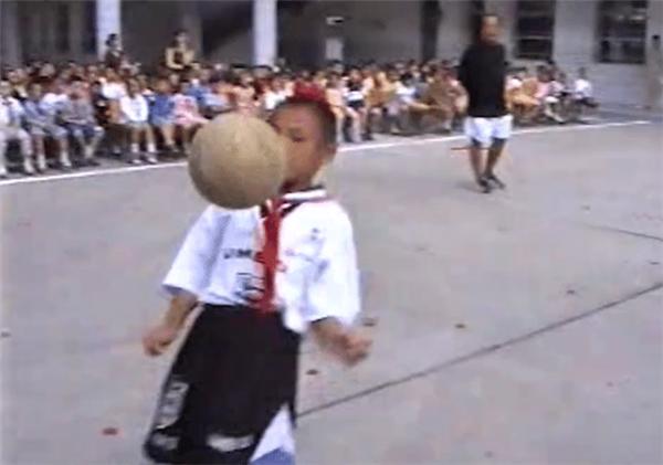 炫得不得了！武磊十岁花式颠球视频曝光，从小就有“球王”风范