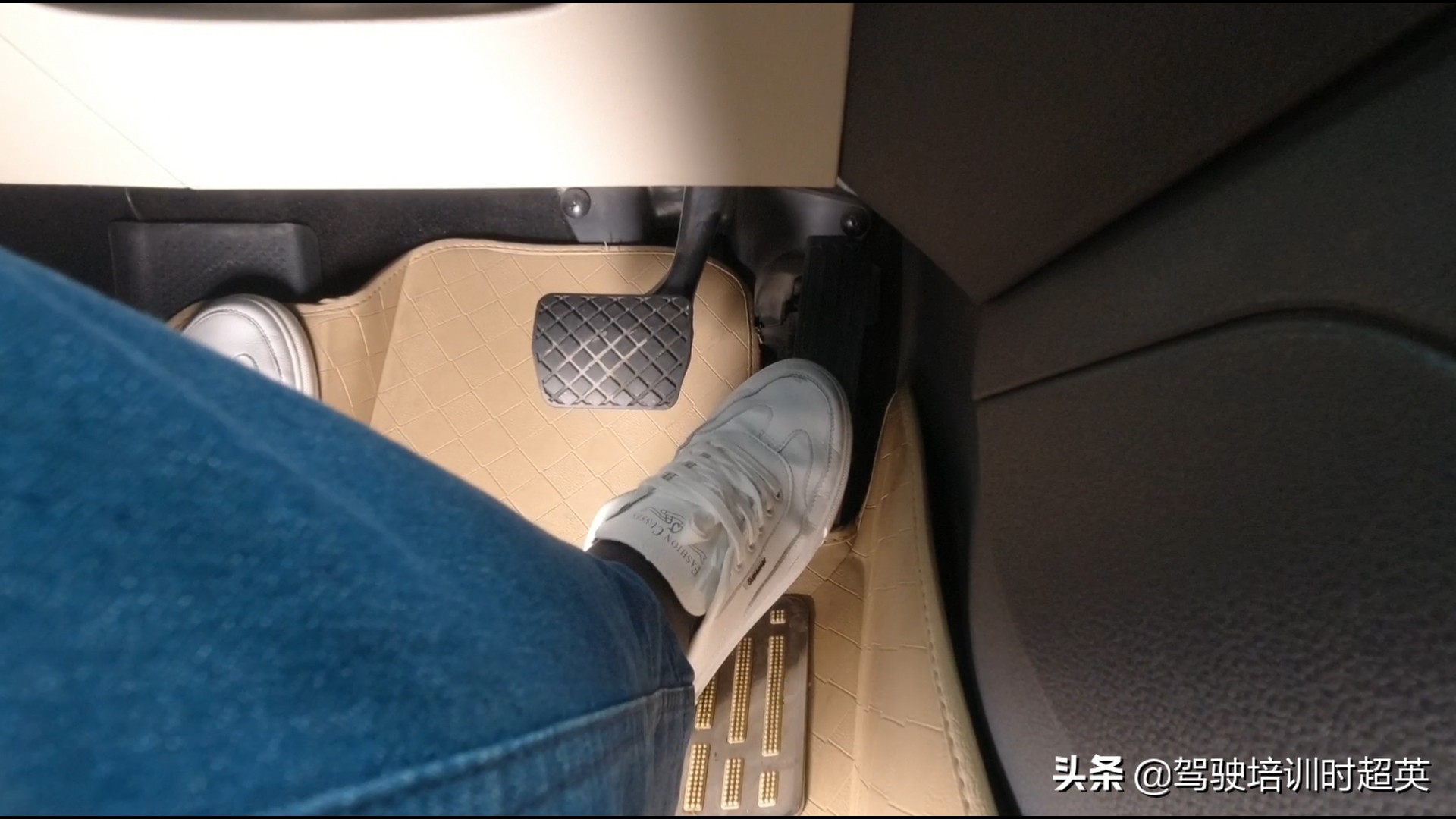 新手踩刹车错踩油门怎么纠正,n挡误踩油门对车有影响吗