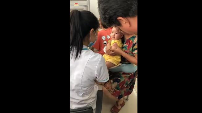 婴儿打针哭闹撕心裂肺连续三针,宝宝打针又哭又闹