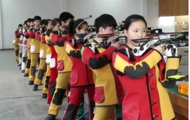 中国清华学霸杨倩勇夺奥运首金,00后杨倩夺奥运首金视频